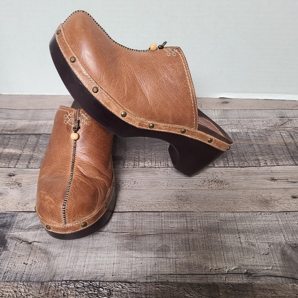 light brown clarks